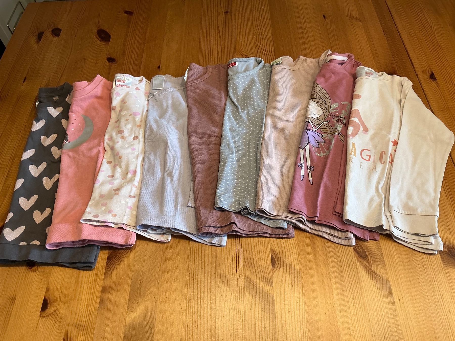 Ensembles coordonnés: Mädchen Shirts + Pullis,  9er-Set,  Gr. 116,  div. Marken – D'occasion à Aesch BL par Fortexx