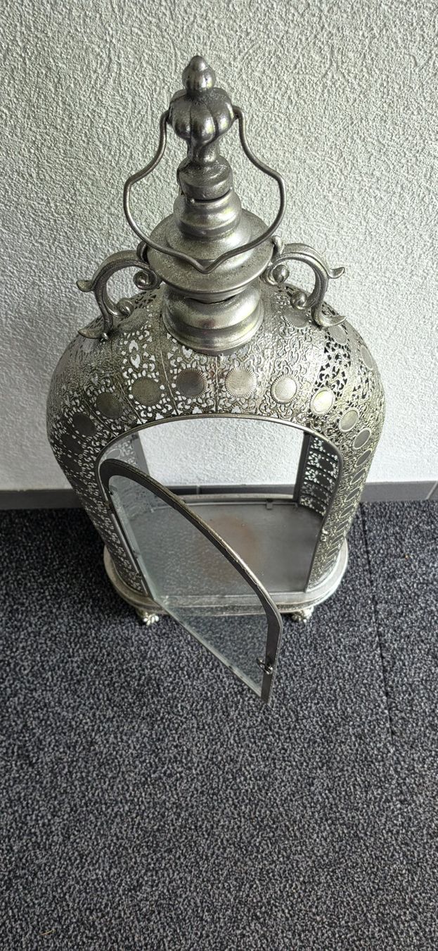 Globus Laternen: 3x Lanternes décoratives metal argent stile maroc – Gebraucht aus La Neuveville von Clb29