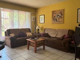 Deux canapés et une table basse (2824 VICQUES)