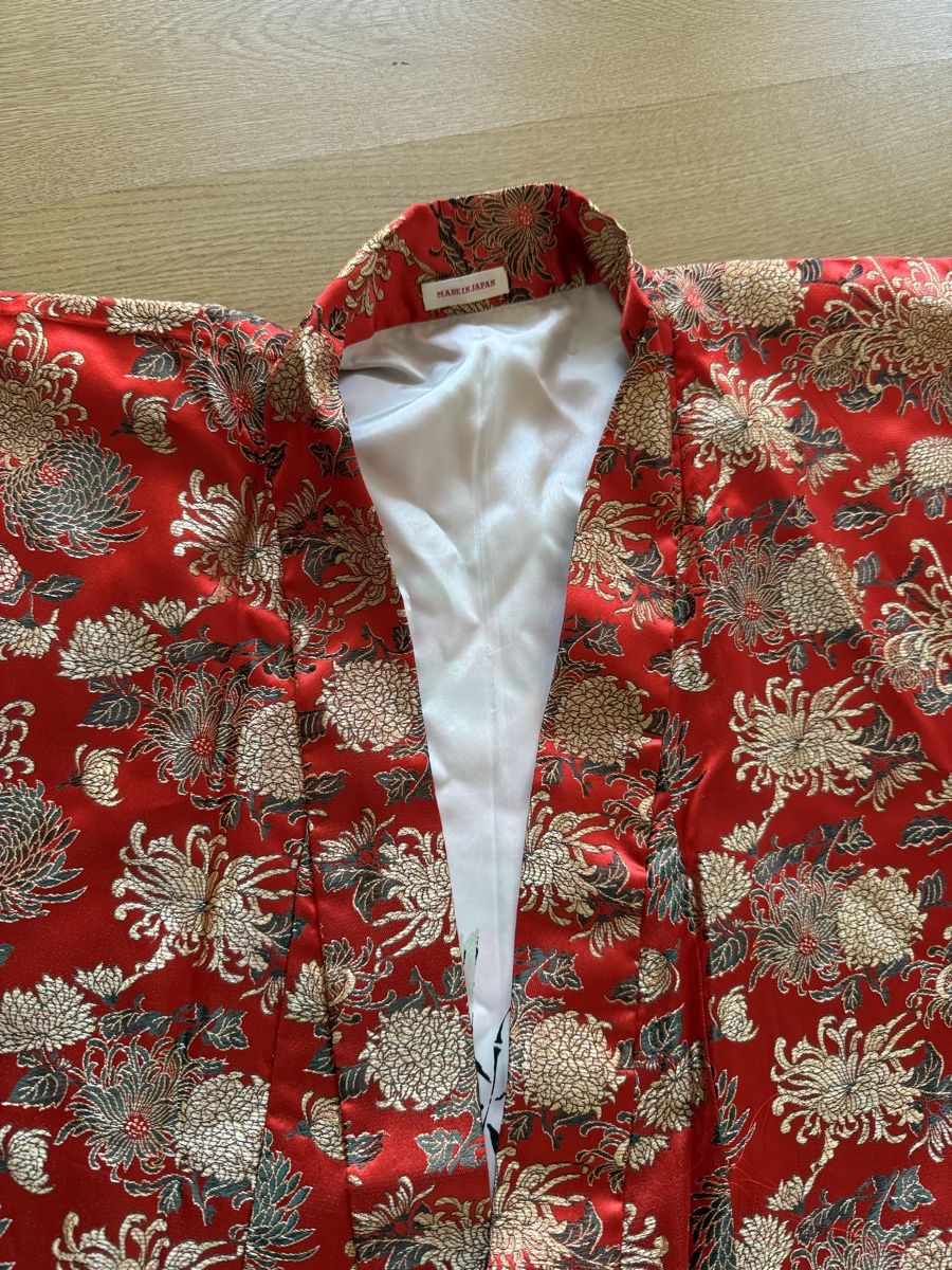 Kimono: Roter Kimono aus Japan mit Blumenmuster – Usato da Neuhausen venduto da DELY