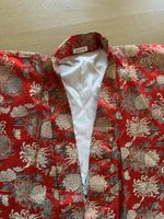 Roter Kimono aus Japan mit Blumenmuster