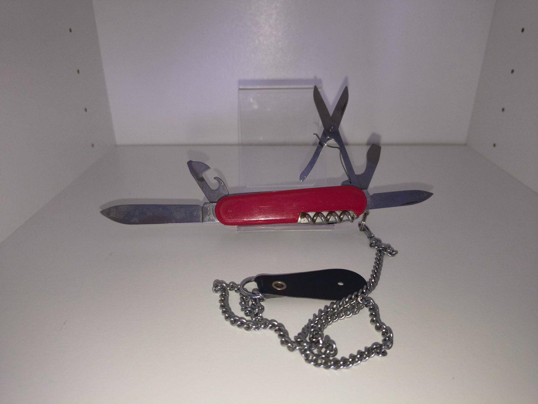 Victorinox Coltelli tascabile: Victorinox Schweizer Taschenmesser Rot mit Kette – Usato da Schaffhausen venduto da thugNme 1