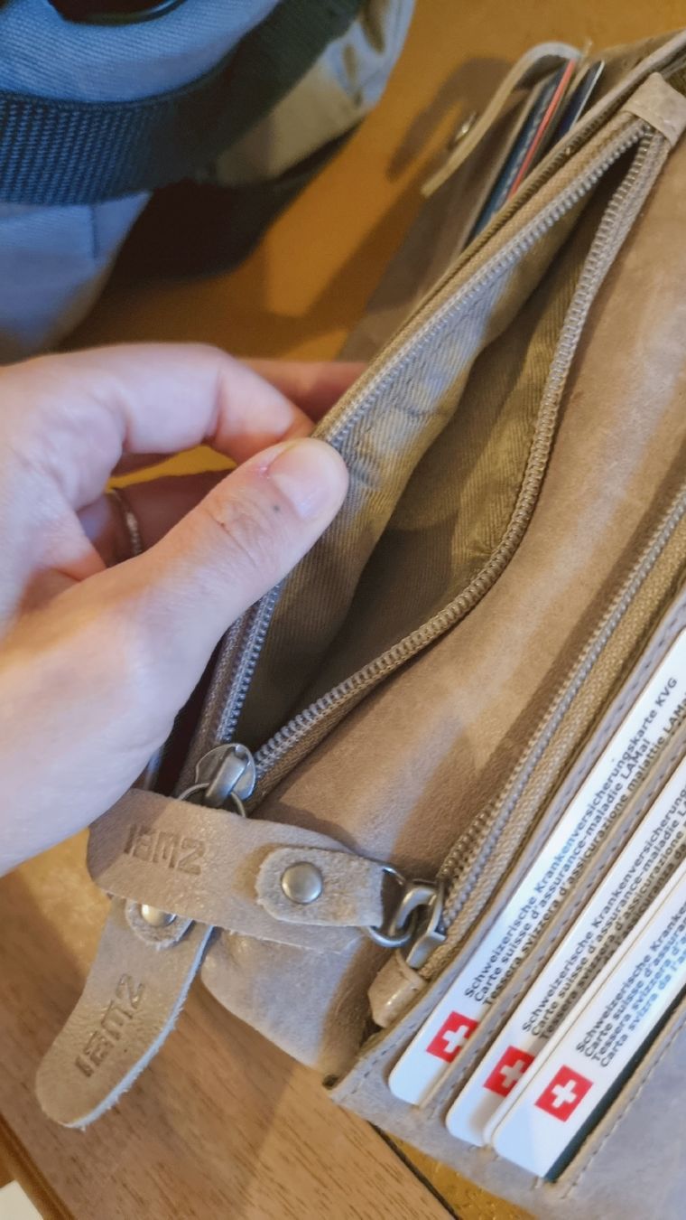 Borse da donna: Pochette ZWEI en cuir gris clair - Élégance discrète – Usato da Vevey venduto da fer3ica 4