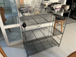 Metallregal mit Glastablaren