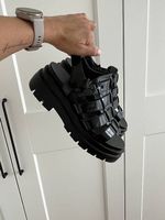 Schwarze Plateau-Sandalen mit Schnallen