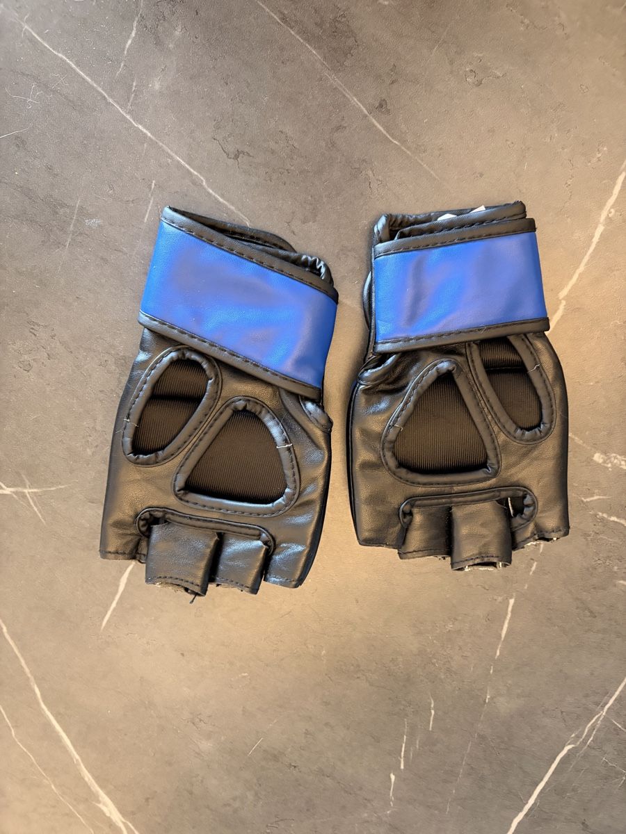 Guanti & manicotti: UFC Handschuhe 3 oz Blau Grösse S/M  – Usato da Luzern venduto da ram_cl2d 1