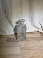 carafe à whisky en verre ou cristal taillé de forme carrée