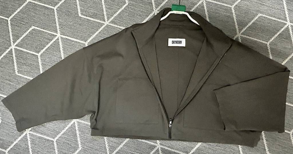 Giacche: KURZE OVERSIZED JACKE mit Stehkragen  – Usato da Widnau venduto da hbr_mhx2 2