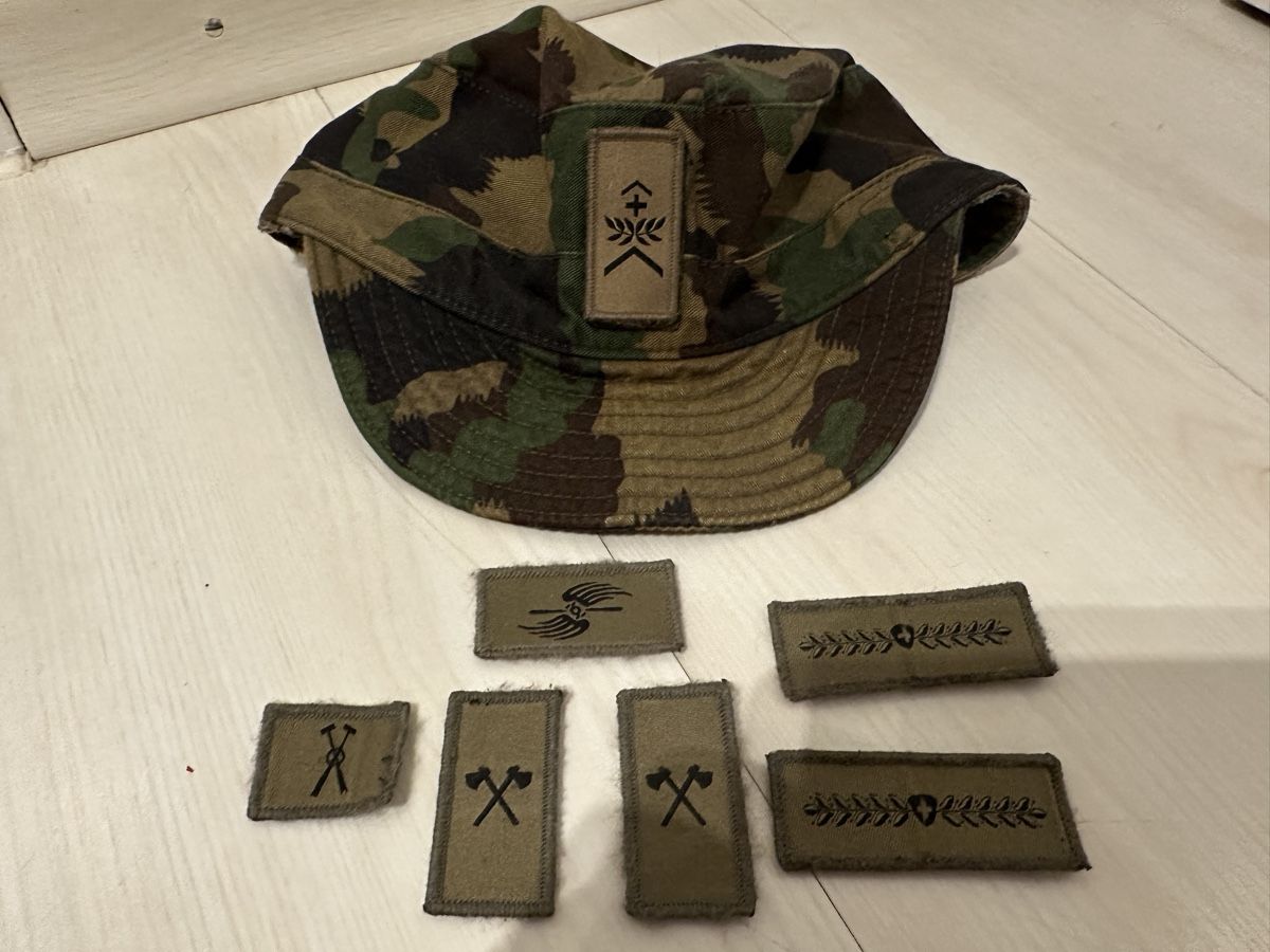 Schweizer Armee Uniformi: Armee Kappe Tarnmuster + Beingümmerli, Funktionabzeichen – Usato da Kloten venduto da MikiMiki_7 2