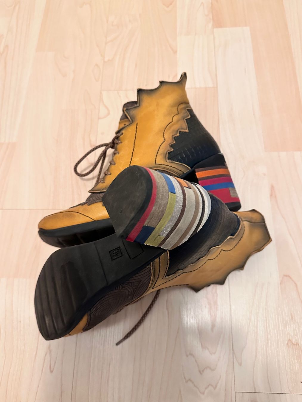 Scarpe da donna: Stiefeletten mit passender Tasche in senfgelb – Usato da Wil SG venduto da denpasar00 3