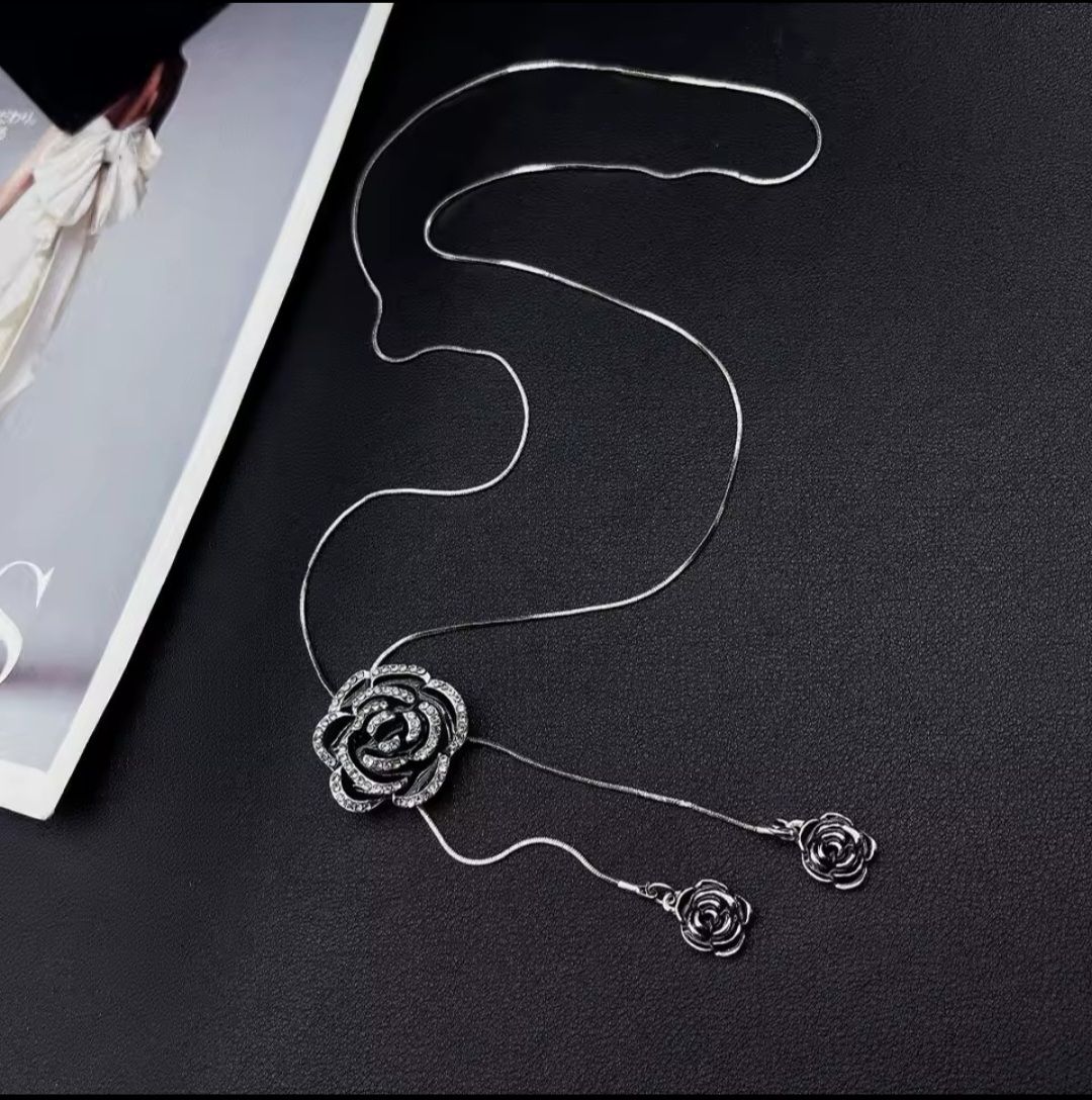 Catenine: Collier pendentif fleur noire et argentée, NEUF – Nuovo e nell'imballaggio originale da Puidoux venduto da Mia_Bellezza 3