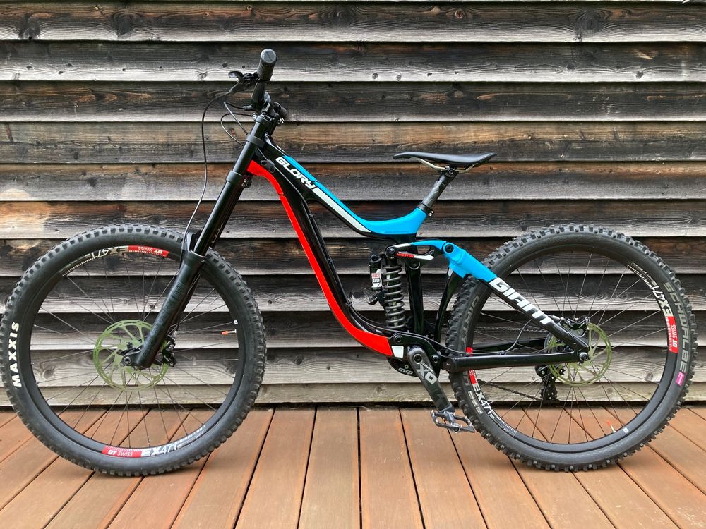 Giant Vélos: VTT Giant Glory Advanced 0, DH, Freeride, état impeccable! – D'occasion à Cousset par xgi_c7z6