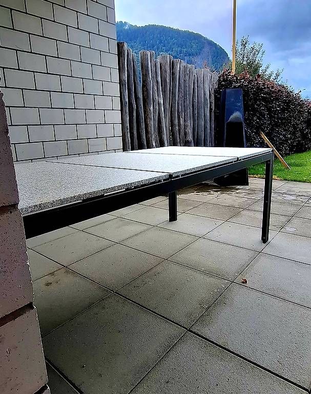 Tische: Gartentisch mit Granitplatten – Gebraucht aus Bonaduz von Ngaba