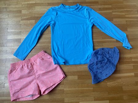 Lot été enfant. Maillot de bain + t-shirt solaire + chapeau