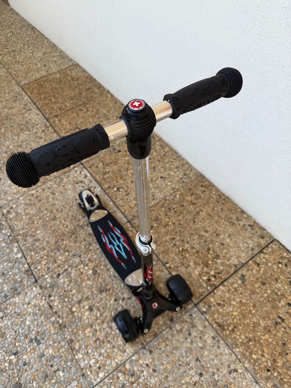Micro Kickboard: Trottinette Micro Monster Volcano Black – Gebraucht aus Chardonne von Titi1975
