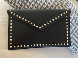 Schwarze Clutch mit goldenen Nieten
