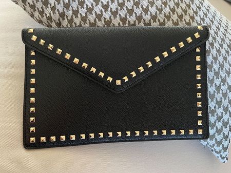 Schwarze Clutch mit goldenen Nieten