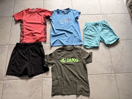 Sport Kleiderpaket, T-Shirts und kurze Hosen Gr. 152, 5 St.