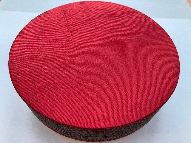 Alle Dekorationen: Dose mit Katzenmotiven auf Seidenstoff, Durchmesser 16 cm – Gebraucht aus Pratteln von Dollshop 1