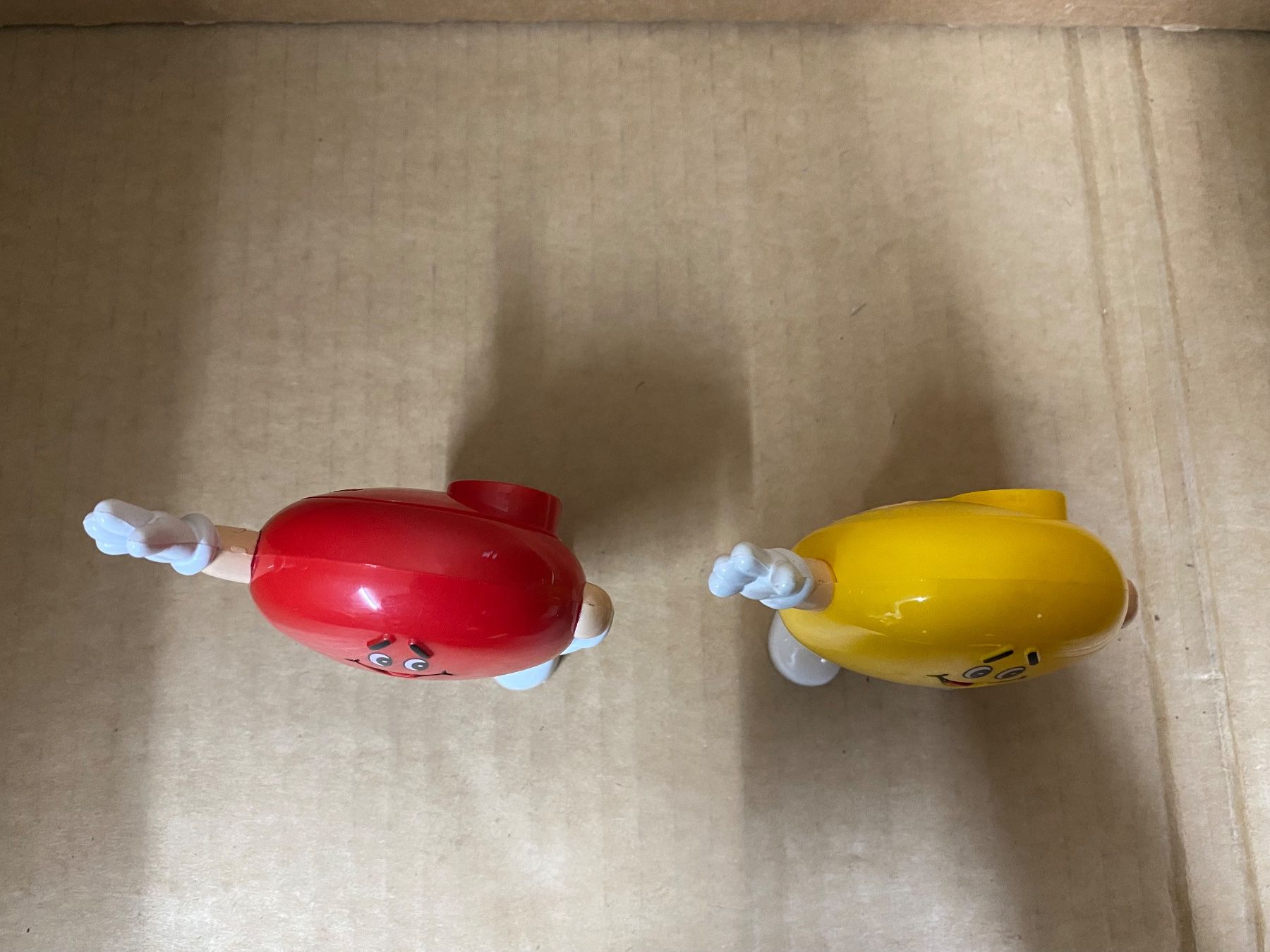 Statuette: M & Ms 1991 yellow and red – Usato da Eschlikon TG venduto da ArtRec 5
