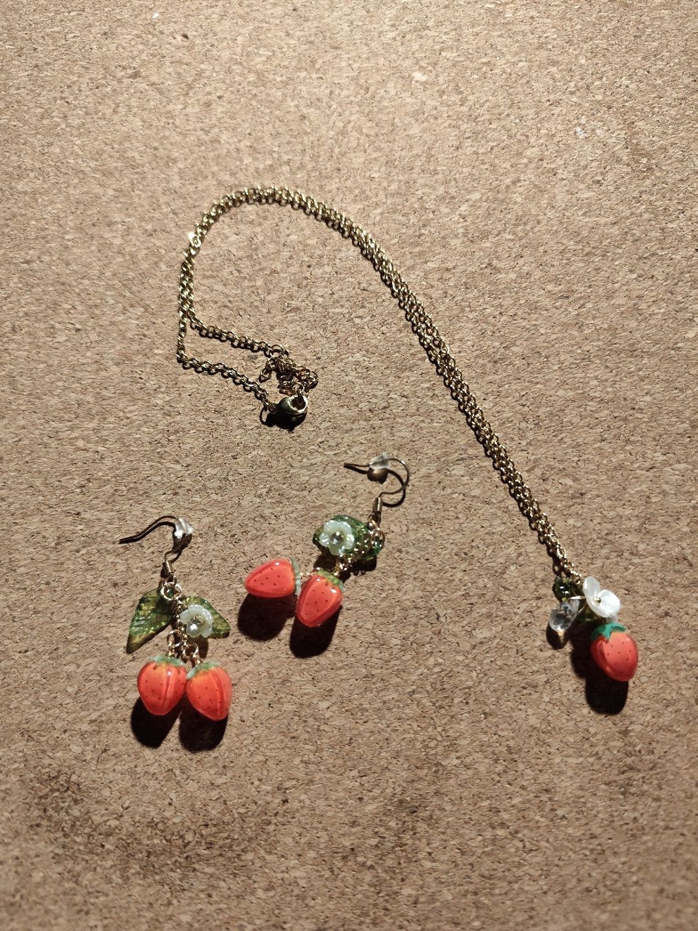 Catenine: Cottagecore: Erdbeer Schmuck - Set – Usato da Rafz venduto da ell_xks7 2