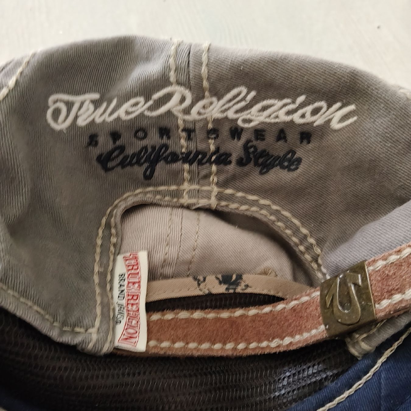 True Religion Copricapi, berretti & cappellini: True Religion Baseball Cap Distressed Grey Orange  – Nuovo e nell'imballaggio originale da Eysins venduto da kir_9kz8 5