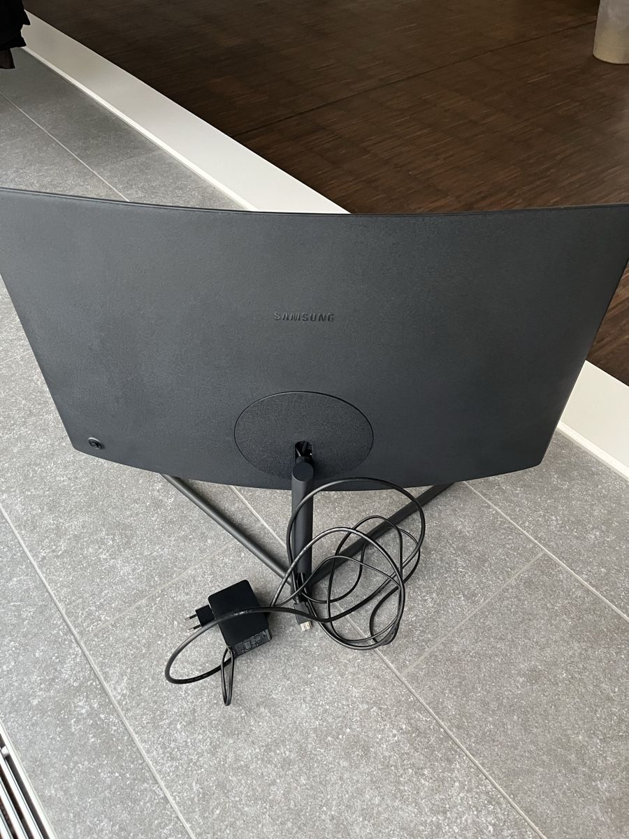 Ecrans: Monitor Samsung 32 Zoll Curved – D'occasion à Zug par Mikepfister 1