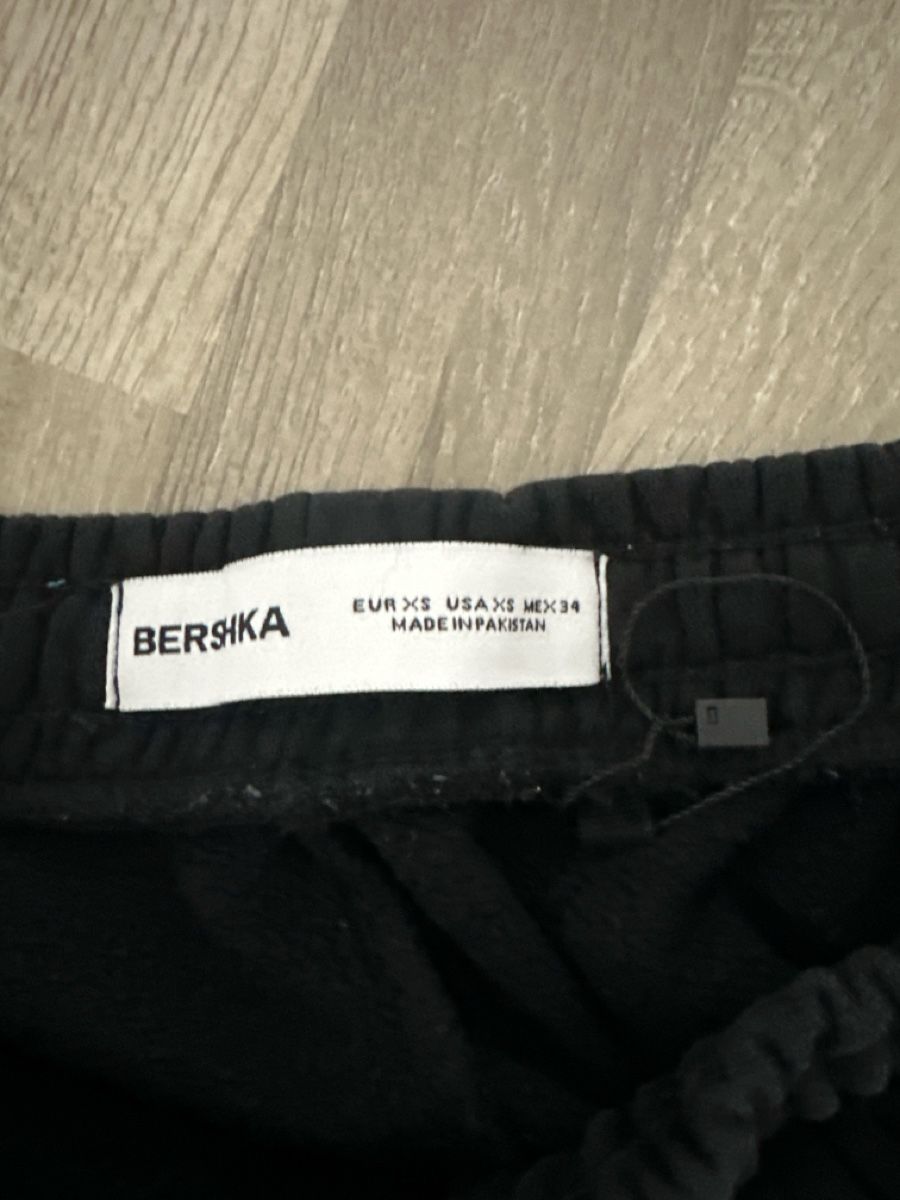 Pantaloni: Bershka trainingshose  – Usato da Oberentfelden venduto da ulli03 1