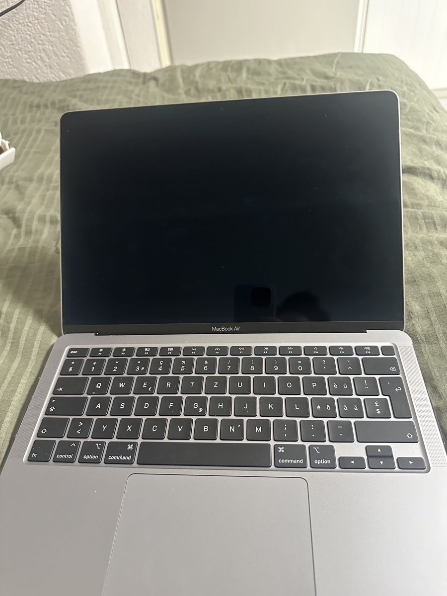 Apple Notebook: MacBook Air13 – Nuovo (secondo la descrizione) da Stein Ag venduto da yildirim02