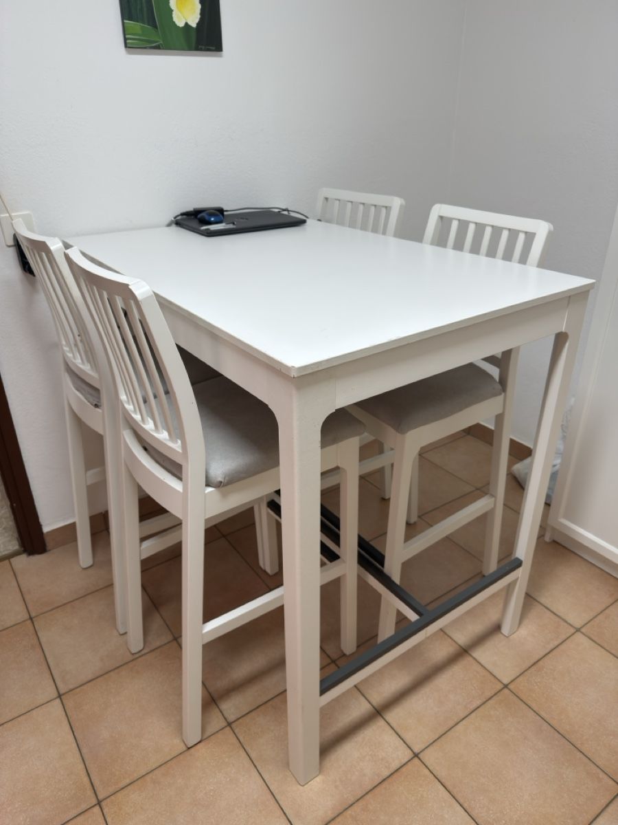 Ikea Set di tavolo e panche: Bartisch mit 4 Stühlen Ikea EKEDALEN – Usato da Widnau venduto da kustercarmen 1