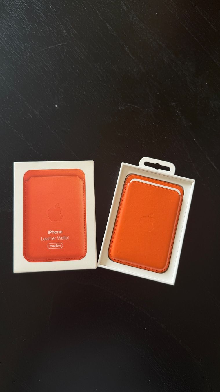 Portafogli: Apple Orange Leather Magsafe Wallet – Usato da Zürich venduto da pre_vy7t