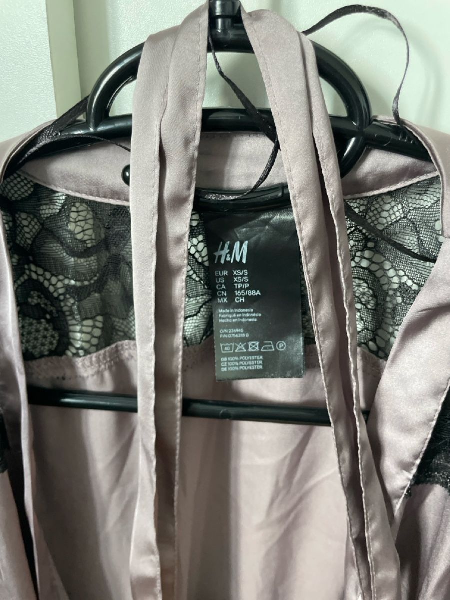 H&M Negligees & Pyjamas: Robe de chambre avec dentelle H&M – Gebraucht aus Cressier NE von leiestla 1