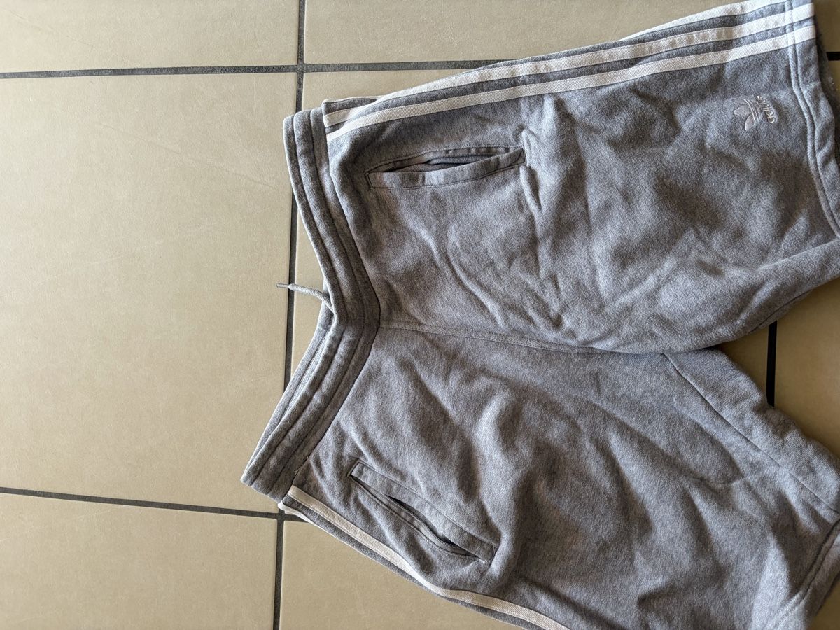 Adidas Pantalons: Short Adidas gris – D'occasion à Ecublens VD par ver_z698 3