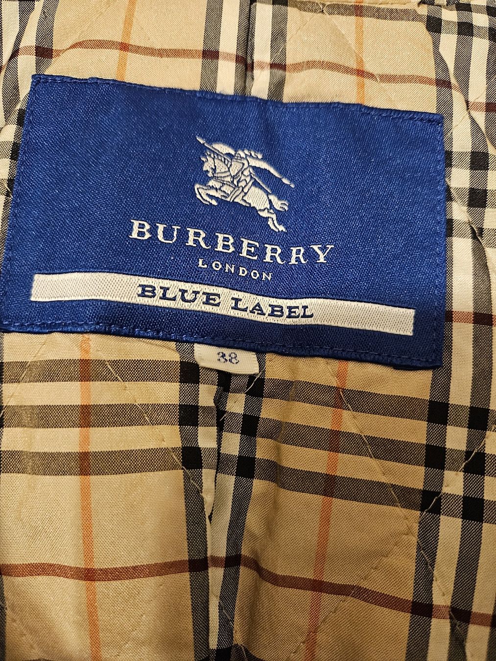 Burberry Giacche: Burberry Blue Label Daunenjacke – Usato da Dietlikon venduto da kon_2d9n 6