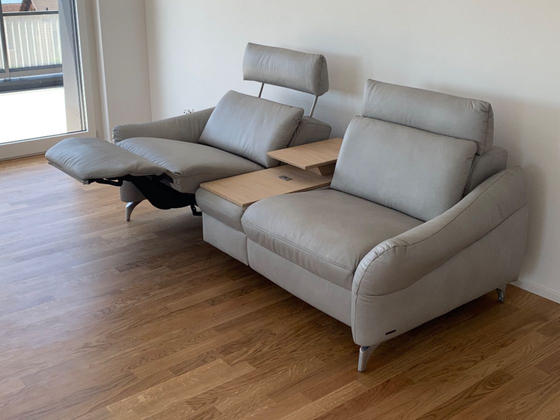 Himolla Divani: Design Sofa + Relaxfunktion 2-Sitzer, Mittelkonsole optional – Usato da Männedorf venduto da hei_mpv5 2