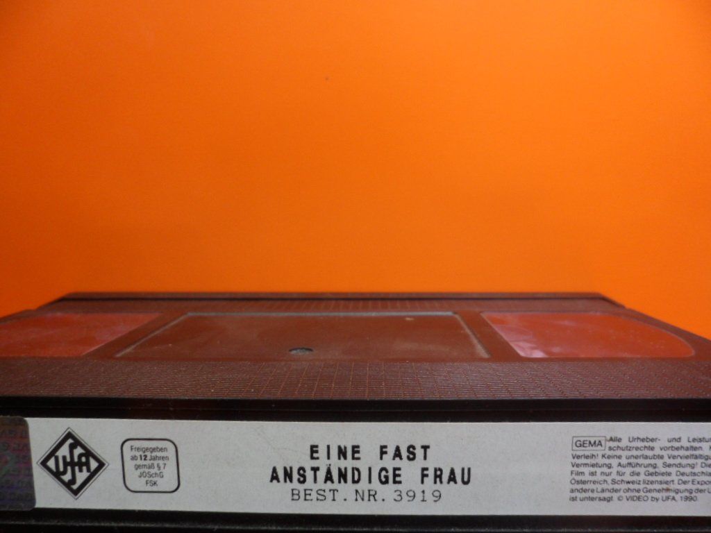 Tutti i VHS: VHS  EINE FAST ANSTäNDIGE  FRAU – Usato da Langnau i. E. venduto da mar_hw58