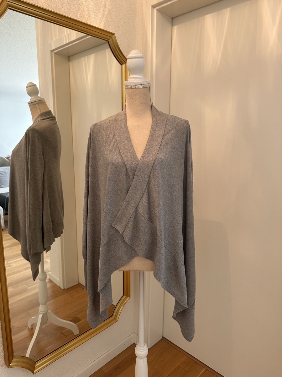Guess Vestes: Cardigan Guess - Gr. 34 in Grau – Neuf (Voir description) à Affoltern am Albis par mir_zjl8