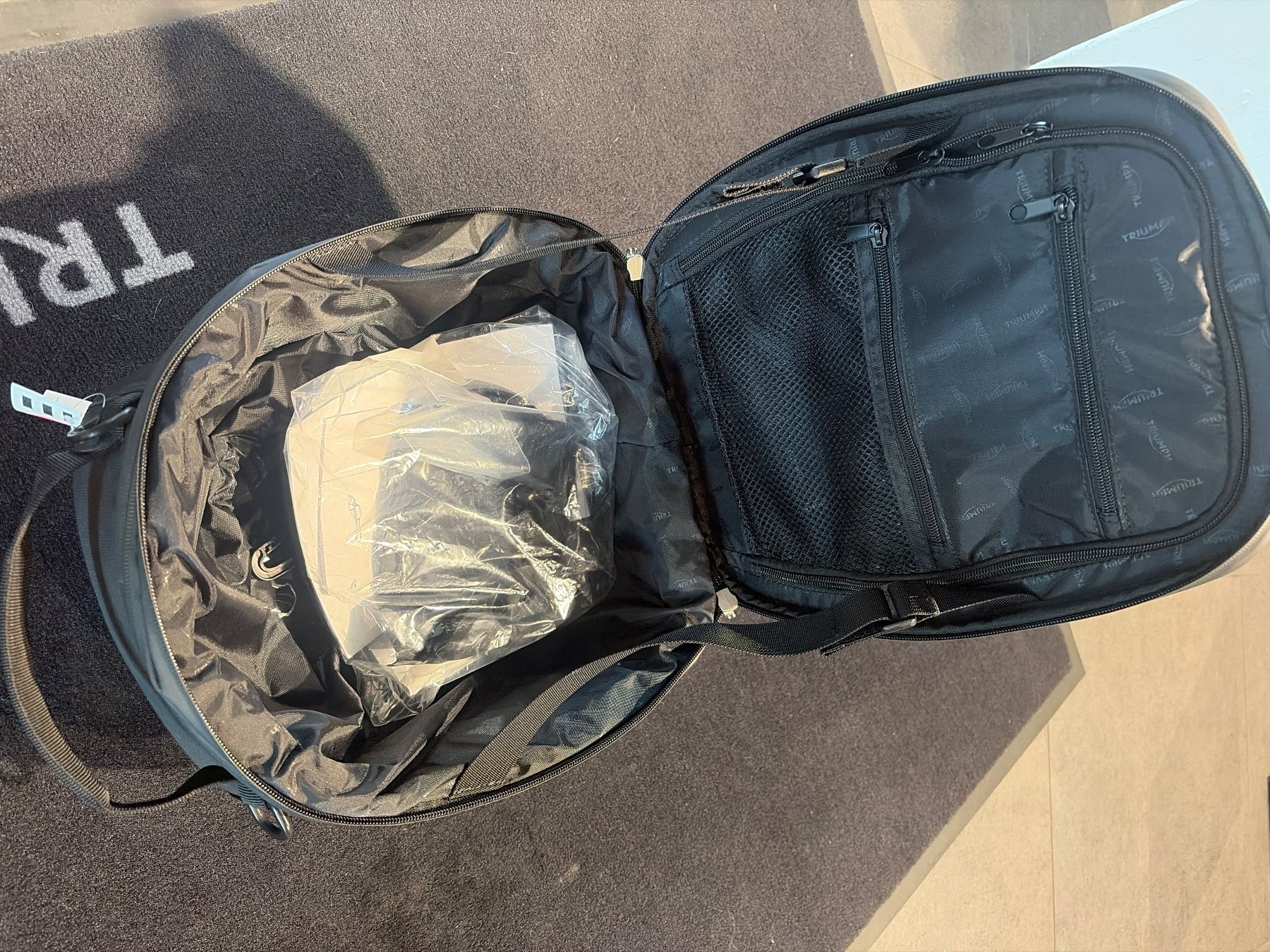 Valigie: neuer Tankrucksack Triumph Tiger 1200 – Nuovo (secondo la descrizione) da Seewen SZ venduto da MotoCenterSchwyz 3