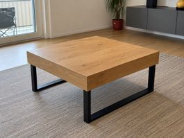 Moderner Couchtisch in Eichenoptik mit schwarzem Metallgeste