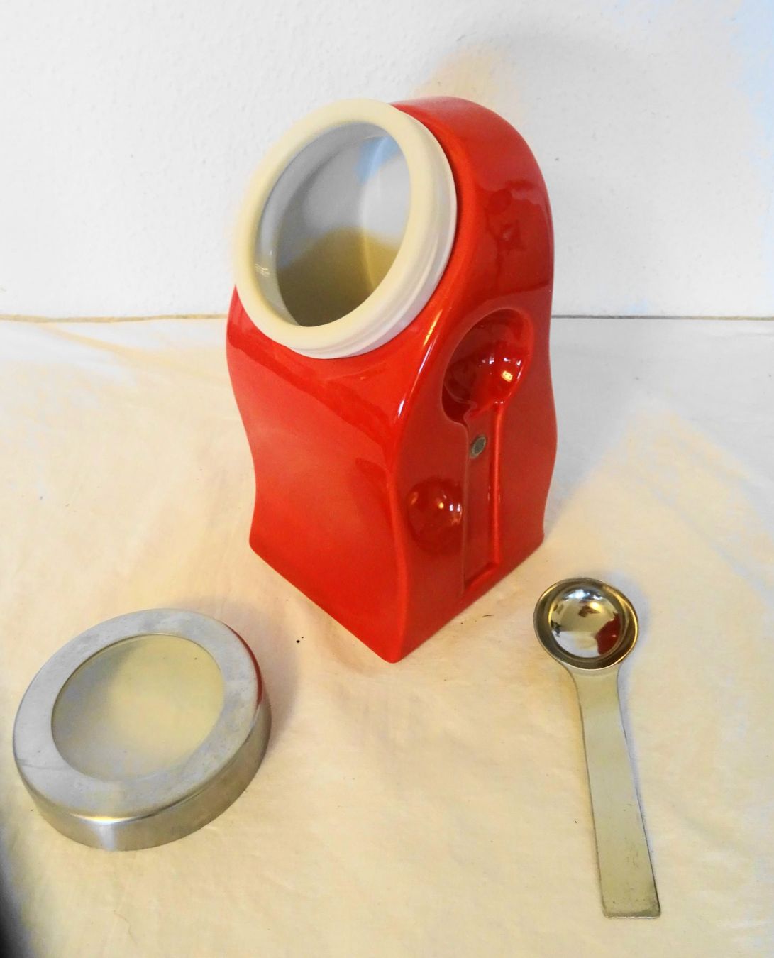 Sonstige Dekorationen & Accessoires: Rote Keramik Kaffee Dose mit Löffel, Memphis-Stil – Gebraucht aus Zürich von Connie8 2