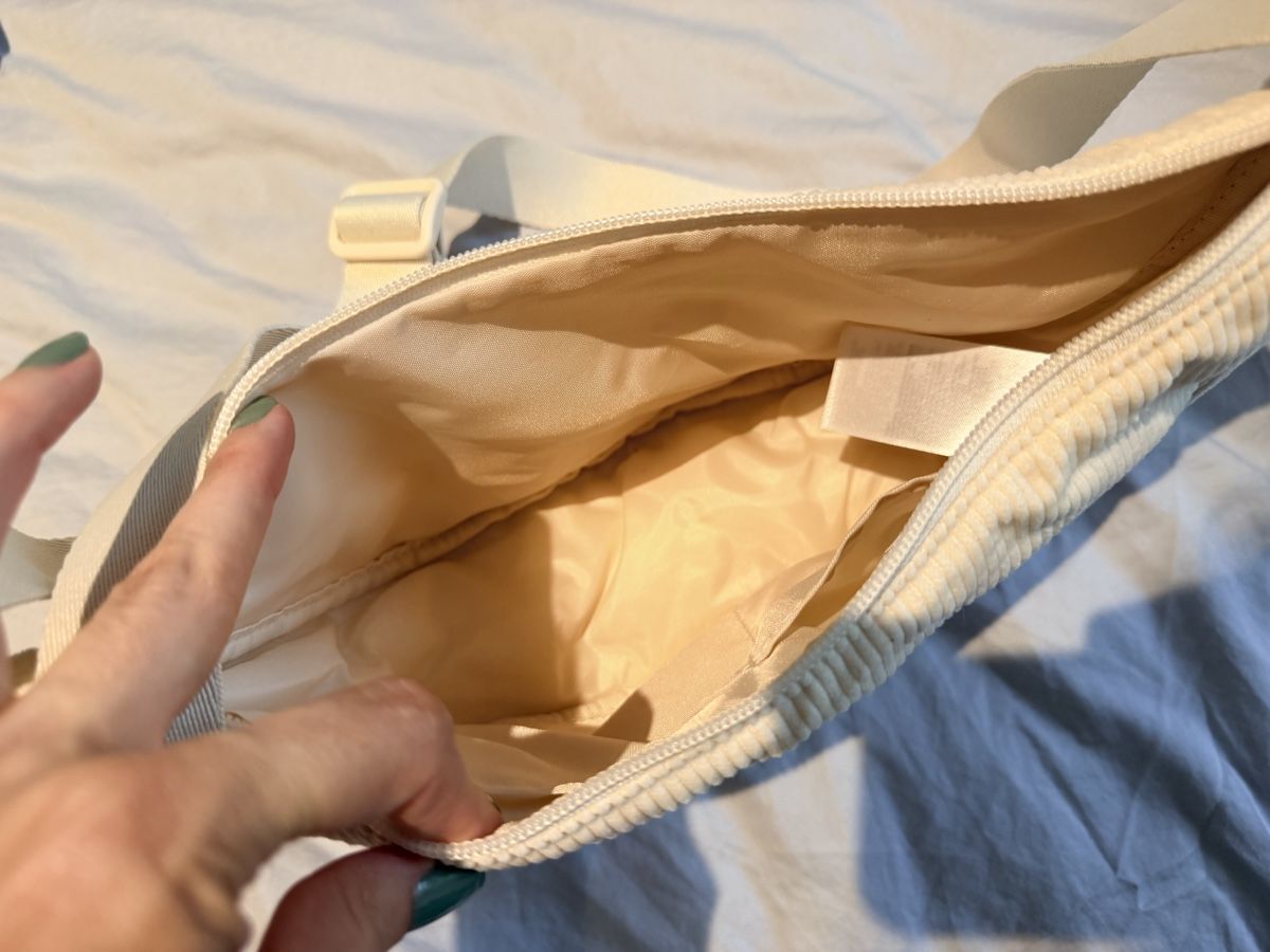 Uniqlo Borse: Uniqlo Runde Mini Schultertasche – Nuovo (secondo la descrizione) da Oberwil-Lieli venduto da moderngirl 2