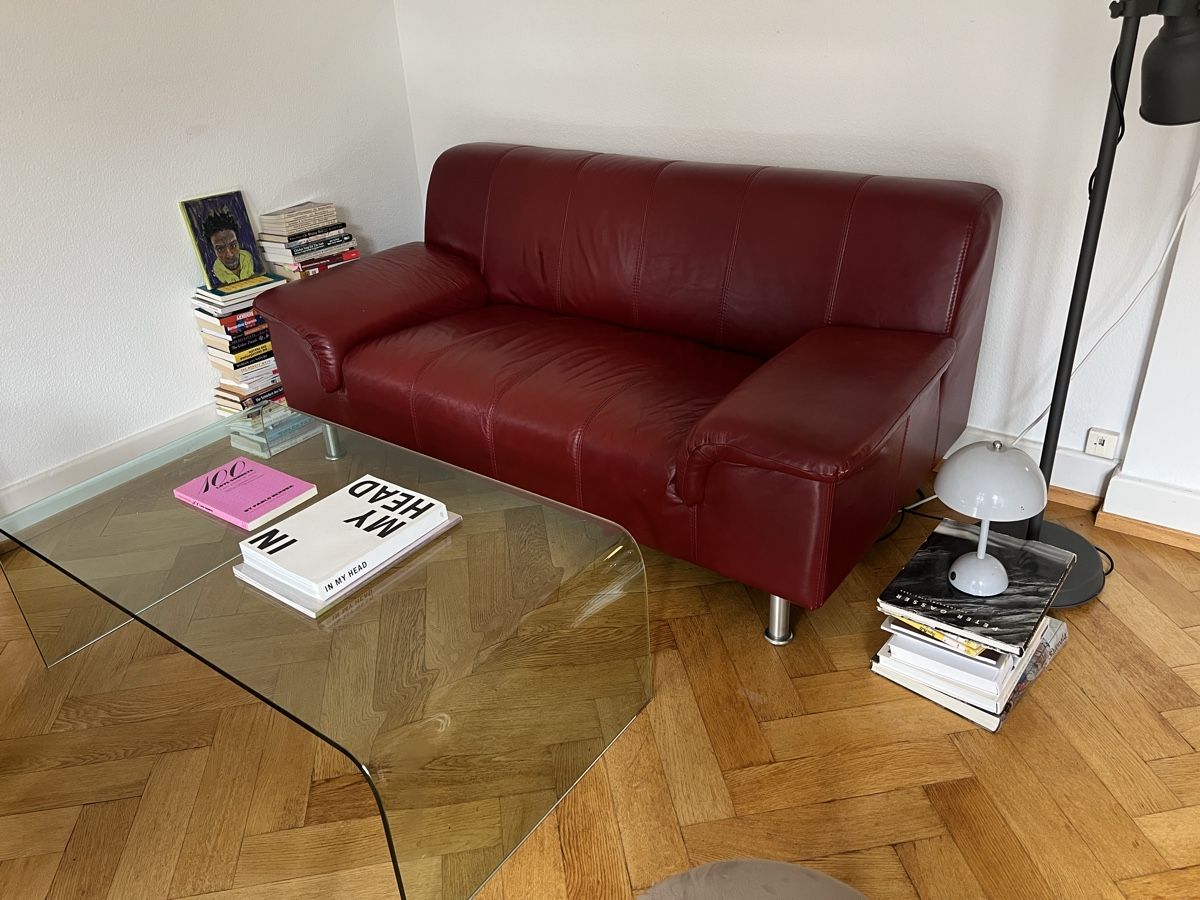 Sofas: Leather Sofa in Red, Two-Seater – Gebraucht aus Basel von jas_h9g2 1