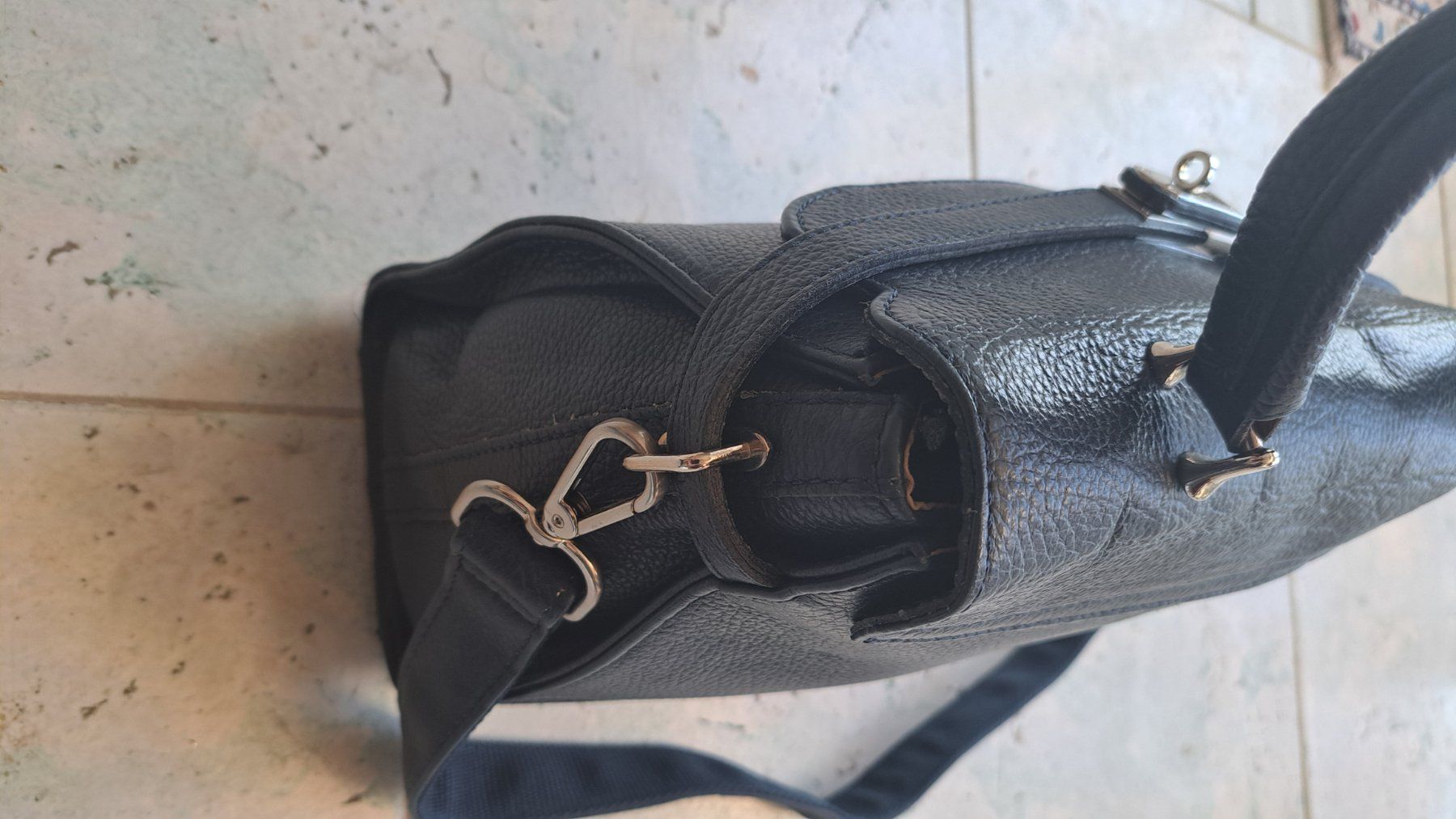 Borse da donna: Schöne Handtasche aus Leder – Usato da Pfäffikon ZH venduto da Valsangiaccomo 3