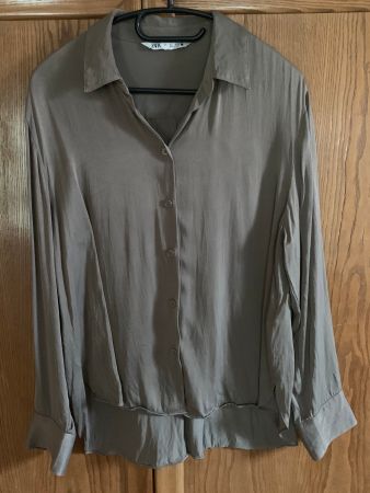 Edle Satin-Bluse von Zara, kaki-oliv, L