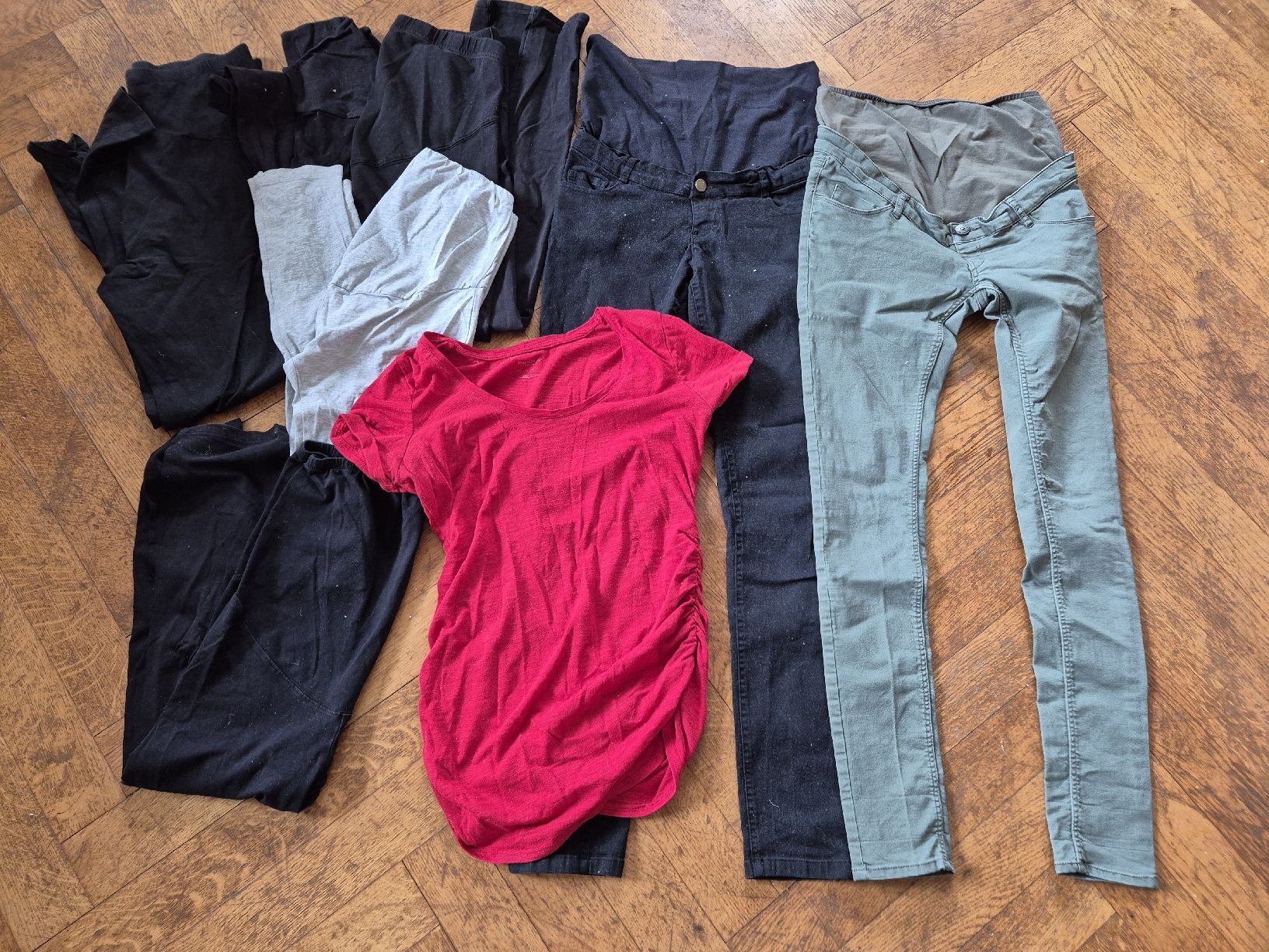 Lotti di vestiti: Lot vêtements grossesse, taille S/M – Usato da Yverdon-les-Bains venduto da somiou