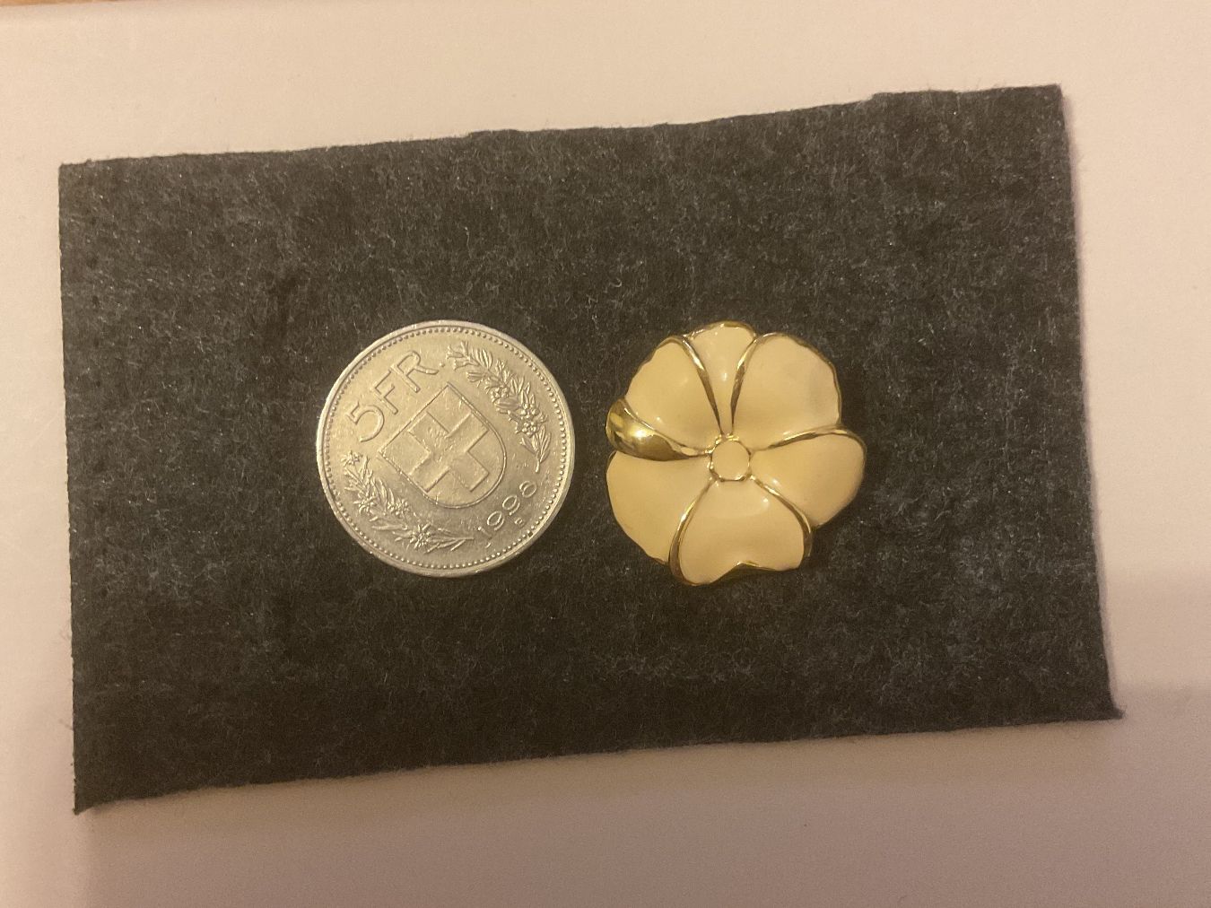 Ohrringe & -stecker: Vintage Ohrclips, Blumen Design, Creme – Gebraucht aus Uznach von Ya_x7x6 3