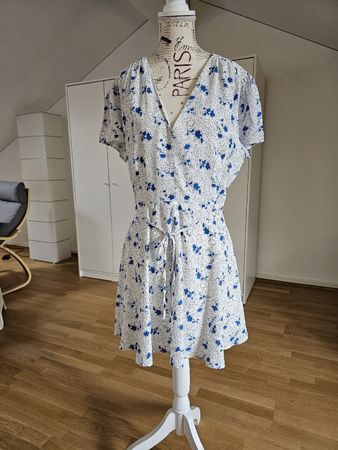 kurzes neues Sommerkleid
