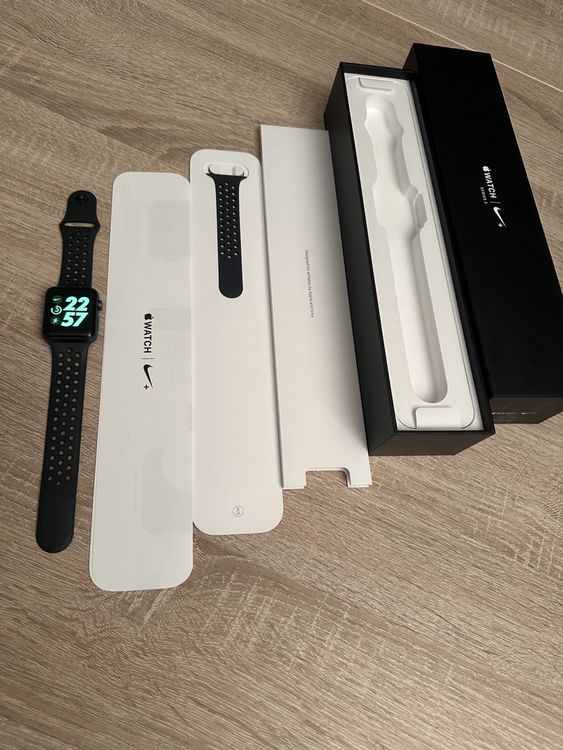 Apple Watch 3 - Nike série 42 mm noire - GPS | Kaufen auf Ricardo