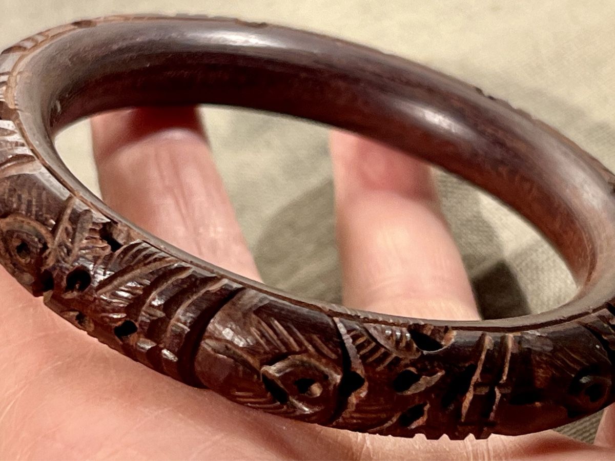Armbänder & -reifen: Bracelet jonc en bois sculpté, Inde, vintage – Gebraucht aus Genève von DELIRBEADS 3