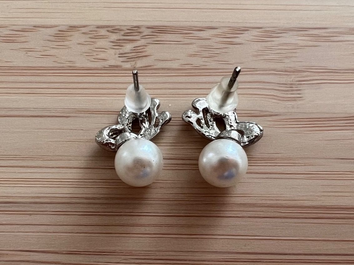 Orecchini pendenti & Orecchini a lobo: Butterfly pearl stud earrings – Usato da Genève venduto da Ballpencase 2